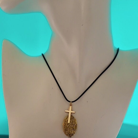 Aromatherapy Locket open and Close Oval Locket with Chain for essential oils - Picture 3 of 5